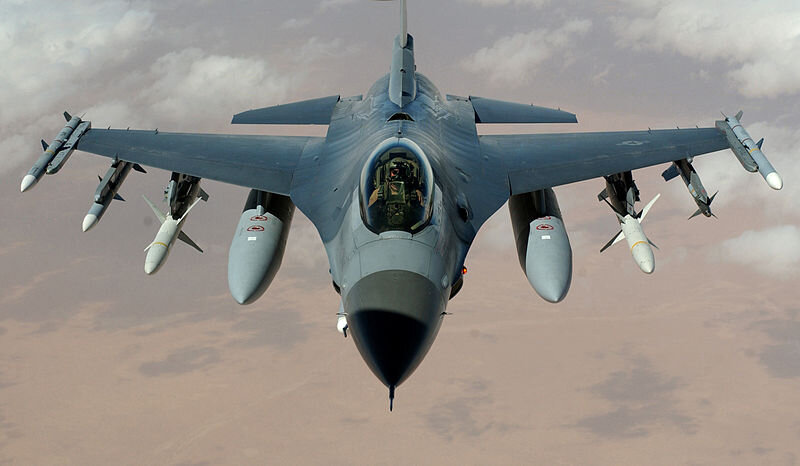 نصب مخزن سوخت خارجی روی یک جنگنده F-16 افلکن